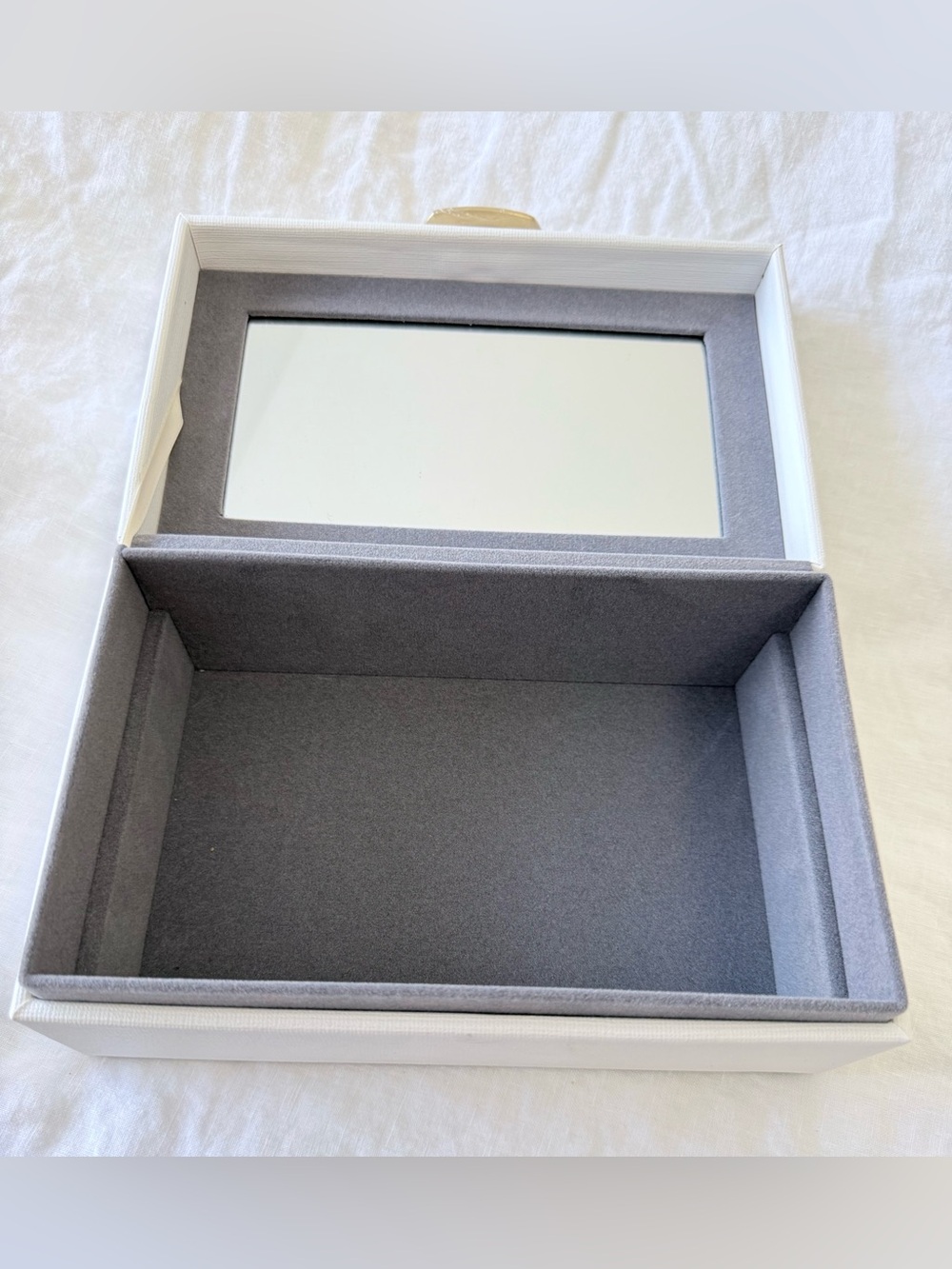 Kendra Scott | White Faux Leather Mirrored Jewelry Box | Gray Velvet Lined - Picture 6 of 11
